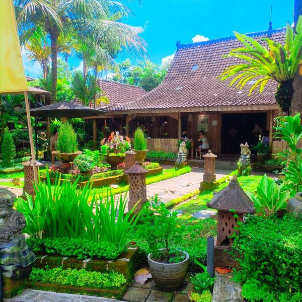 Warung Pulau Kelapa Ubud: Rumah Joglo Warna-warni dengan Cita Rasa Nusantara Otentik