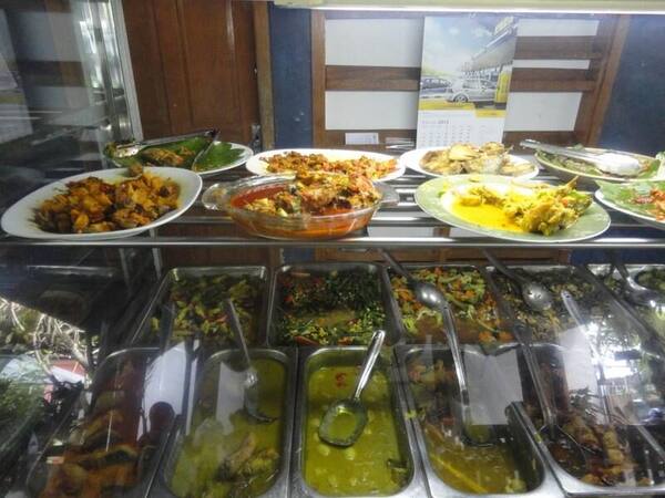 Warung Sulawesi Kerobokan: Nasi Campur Prasmanan Legendaris Dekat Petitenget