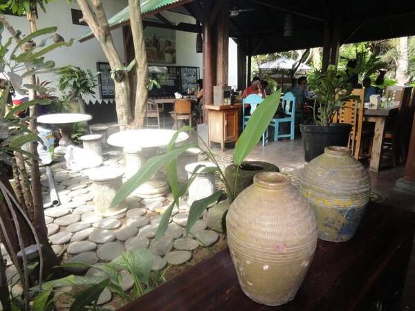 Warung Sulawesi Kerobokan: Nasi Campur Prasmanan Legendaris Dekat Petitenget