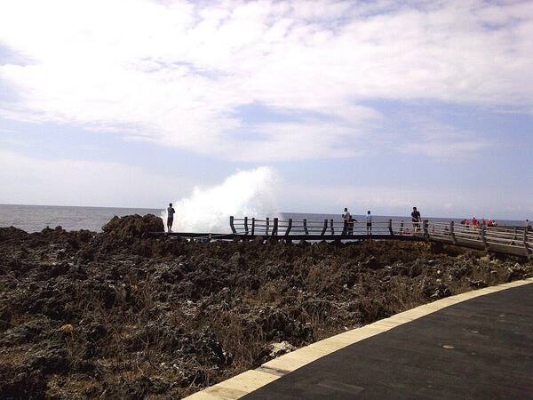 Water Blow Nusa Dua: Ledakan Ombak Dramatis di Tebing Karang