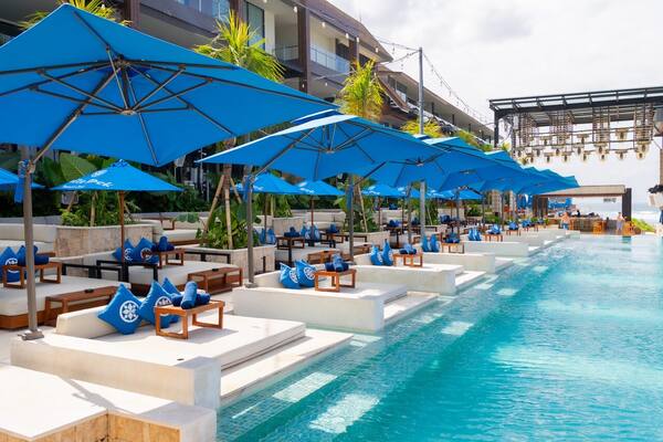 White Rock Beach Club Melasti: Jam Buka, Minimum Spend, Dress Code