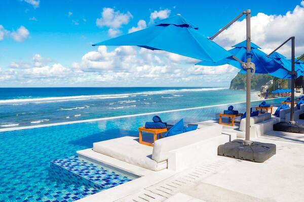 White Rock Beach Club Melasti: Jam Buka, Minimum Spend, Dress Code