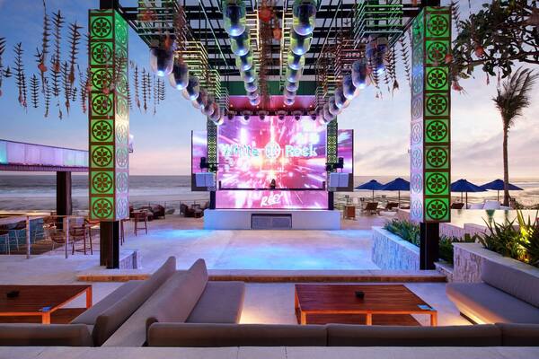 White Rock Beach Club Melasti: Jam Buka, Minimum Spend, Dress Code