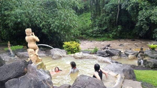 Yeh Panes Penatahan: Berendam Air Belerang di Kaki Batukaru
